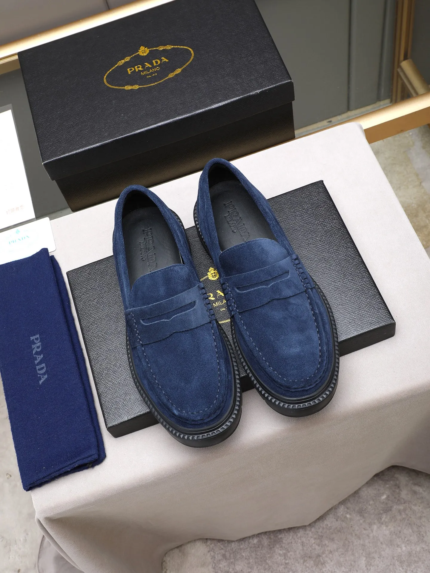 Men's shoes💰480 [Available on Tmall and Taobao major platforms] Prada men's best-selling premium casual leather shoes, imported first-layer matte cowhide loafers combine exquisite elements with modern charm, are strong in toughness, resistant to folding, not easily deformed, and durable in wear! Water-dyed sheep's ➕cow pad! Foam ultra-light and wear-resistant outsole, code number 38-44 (45 is custom-made, non-returnable and non-exchangeable)